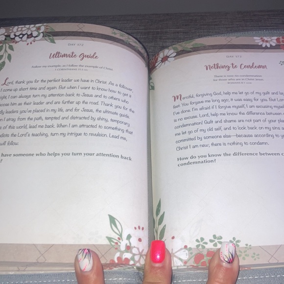 Guided Devotional, 365 Days Of Prayer For Women,  Gray Book with Zipper - Picture 4 of 5